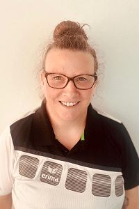 Elli ist Teil des Teams der Privatschwimmschule und bringt Kindern und Jugendlichen das Schwimmen bei.
