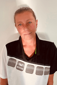 Stephie ist Teil des Teams der Privatschwimmschule und bringt Kindern und Jugendlichen das Schwimmen bei.