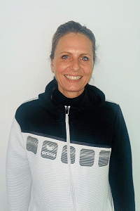 Yvonne ist Teil des Teams der Privatschwimmschule und bringt Kindern und Jugendlichen das Schwimmen bei.