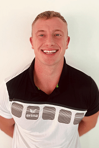 Pascal ist Teil des Teams der Privatschwimmschule und bringt Kindern und Jugendlichen das Schwimmen bei.